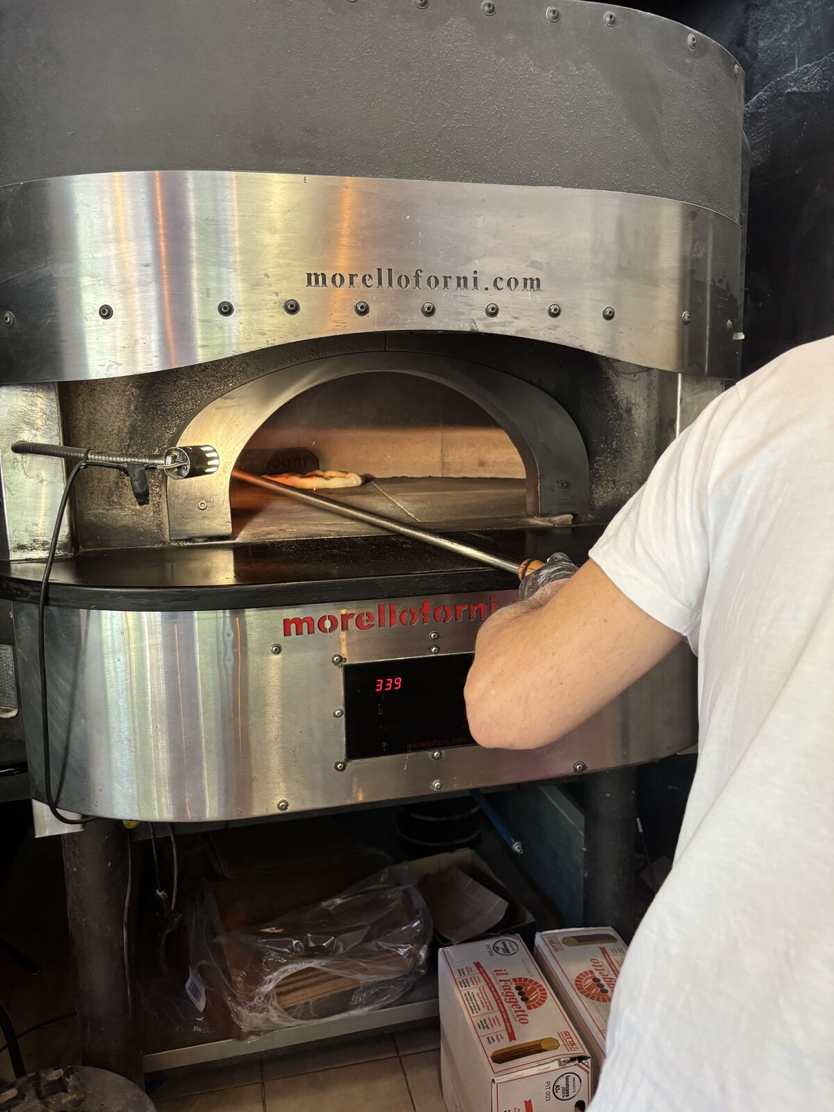 Il pizzaiolo al lavoro