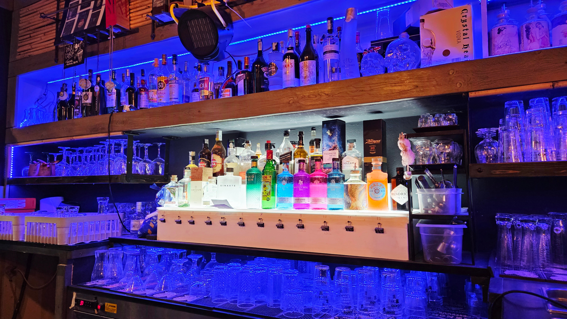 Il bancone illuminato di Rosso 17 Noir con la selezione di distillati e gin