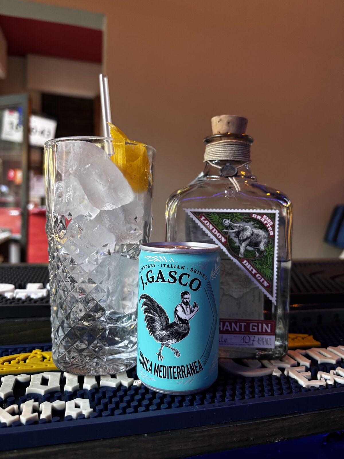 Il bartender al lavoro tra ghiaccio e pestello