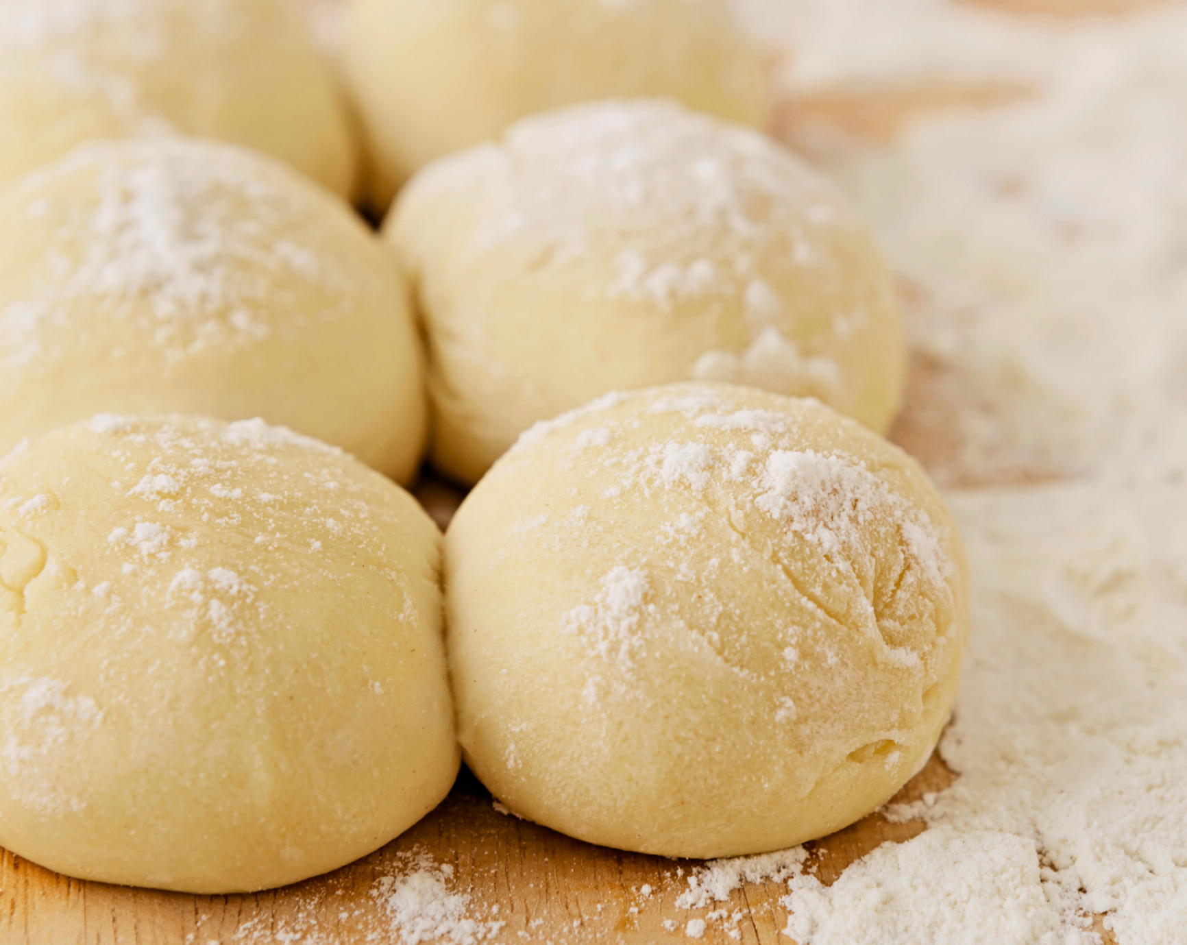 Le mani che lavorano l'impasto a lunga lievitazione